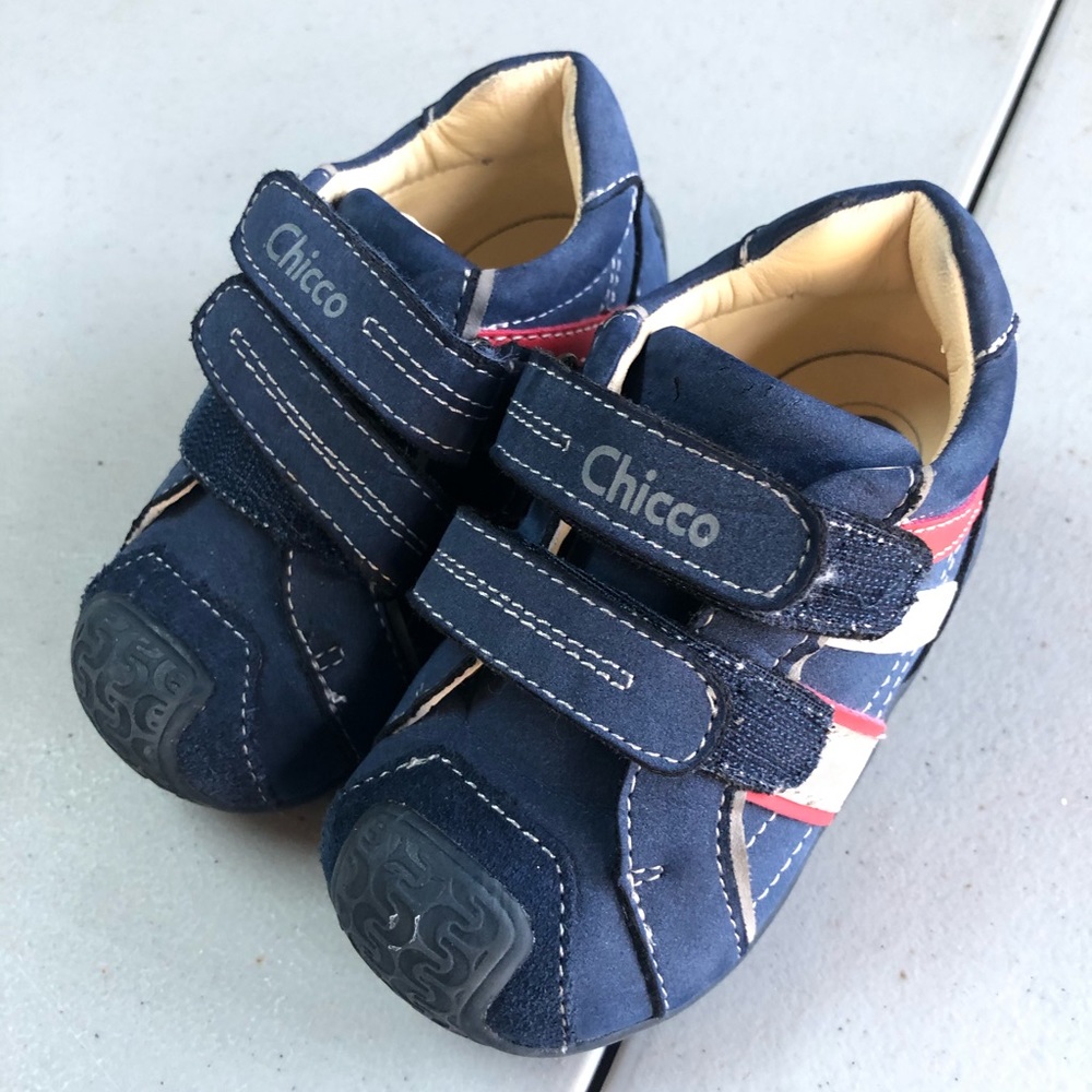 Like NEW boys shoes size 5
